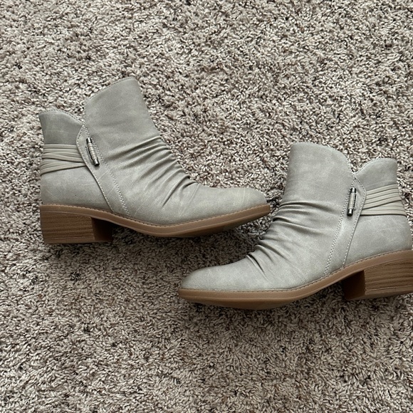 BareTraps Light Gray Ankle Boots - Picture 3 of 7
